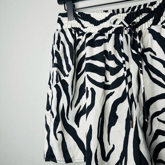 AFRM Wrenn Black White Zebra Polyester Tie Waist Loose Fit Shorts Size Medium - Picture 8 of 9